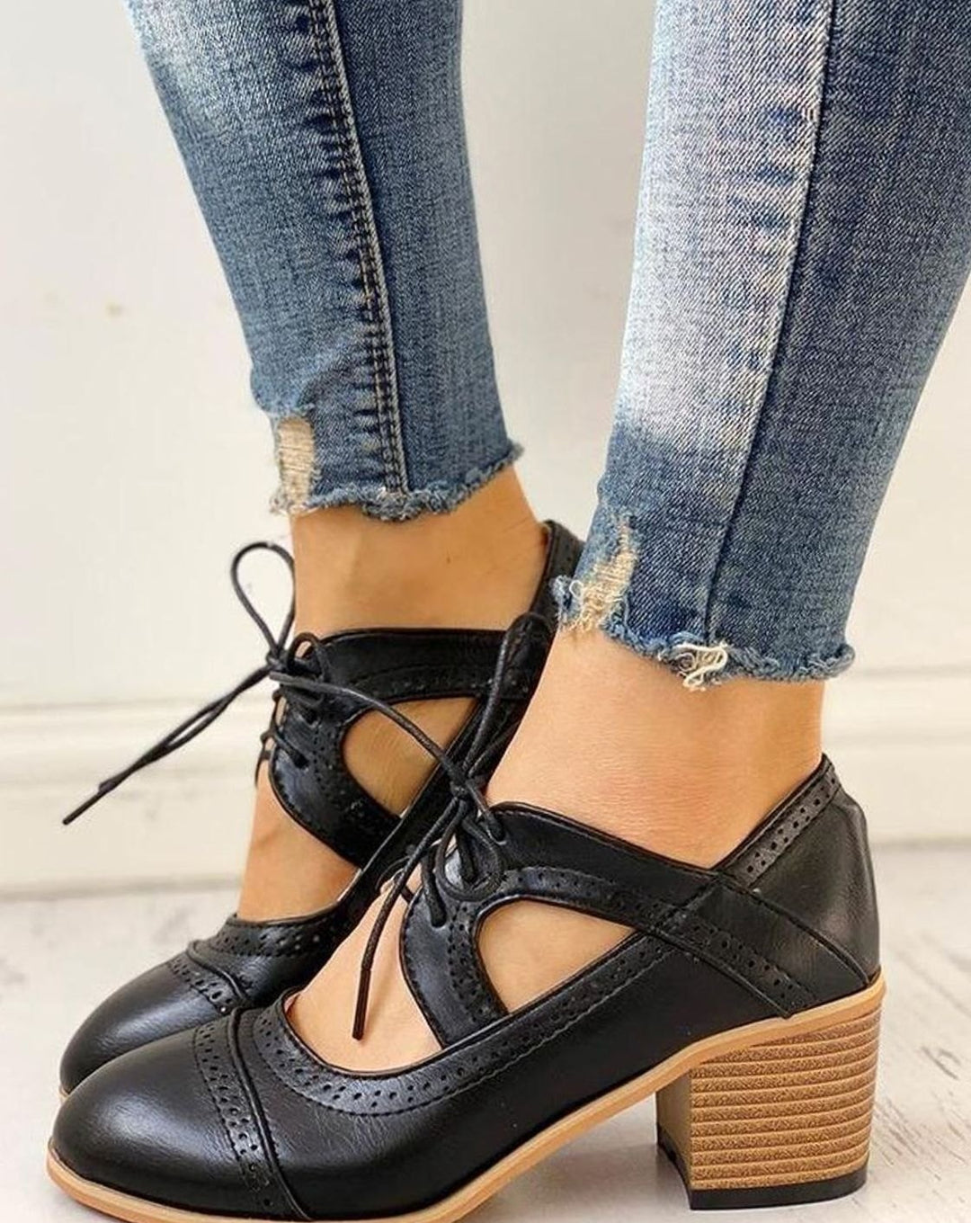 Women's Vintage Lace-Up Cutout Block-Heel Brogue Pumps - Black